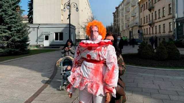 "Пятая колонна – не шутки": под здание ОП принесли "окровавленных клоунов"