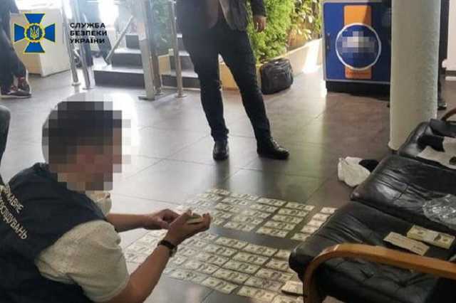 В Киеве сотрудник СБУ требовал 100 тысяч долларов у сотрудника банка
