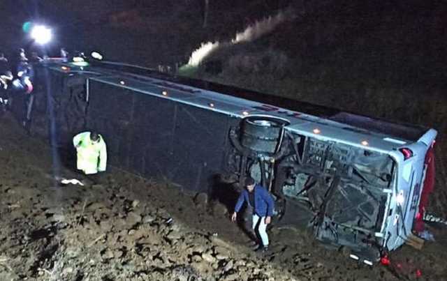 В Турции перевернулся пассажирский автобус, пострадали до 40 человек