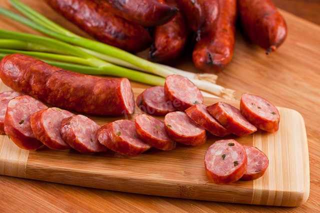 В Украине продают колбасу с червями: известный мясокомбинат "попался" дважды