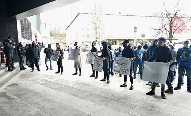 Избили и залили газом: возле БЦ “Гулливер” произошла массовая драка