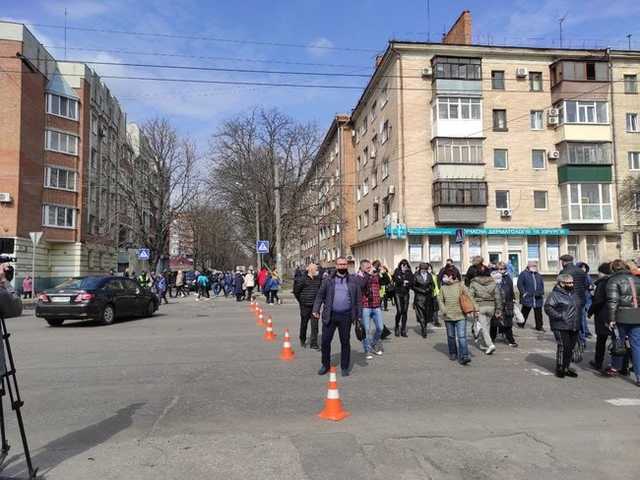 В Полтаве предприниматели вышли на протест из-за карантина: митингующие перекрывают движение центральными улицами города
