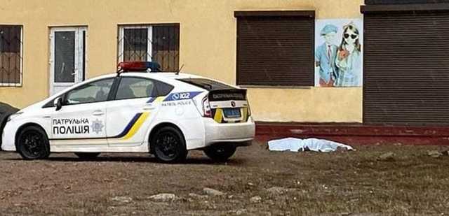 В Киеве из окна новостройки выпал мужчина