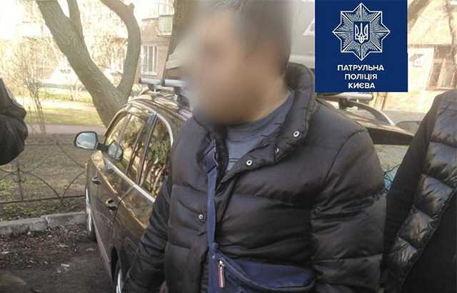 В Киеве кассиру плюнули в лицо за просьбу надеть маску