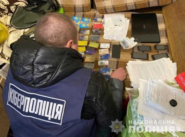 На Херсонщині викрили зловмисників, які ошукали громадян, видаючи себе за працівників банку