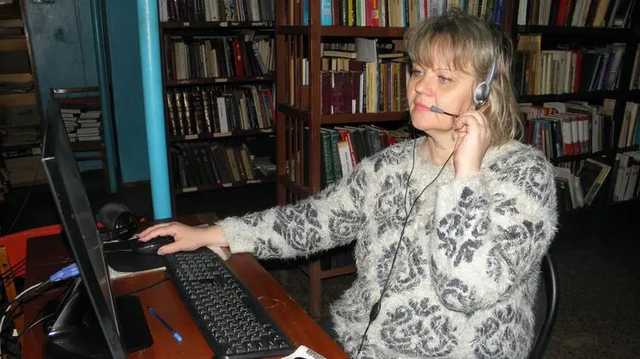 В библиотеке Шостки на карантине стали читать людям книги по телефону