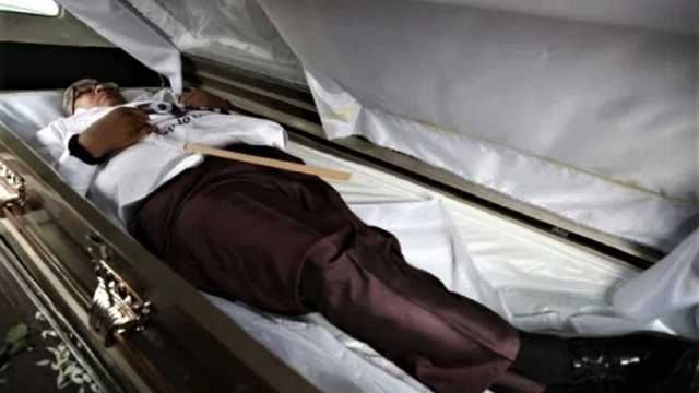 В Мексике кандидат в депутаты устроил собственные похороны для предвыборной кампании