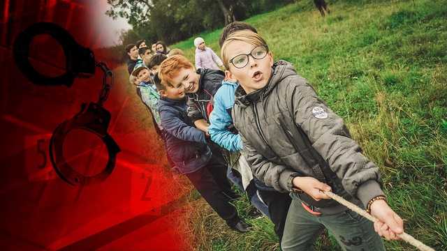 У Києві діти розбили три авто, скидаючи з верхніх поверхів рукавиці з водою