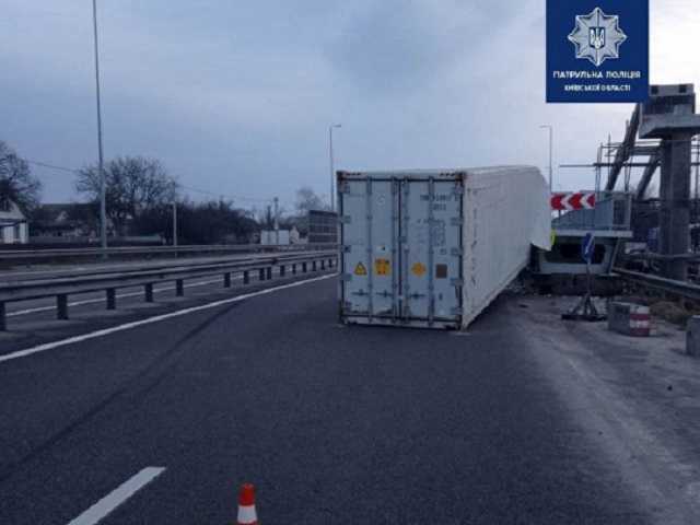 Під Києвом вантажівка Volvo протаранила пішохідний міст, постраждали люди