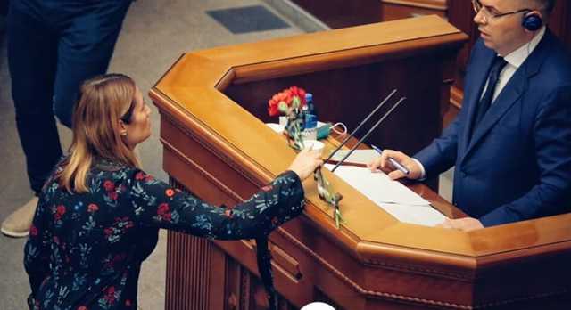 "Вы убийца!": Стефанишина подарила Степанову в Раде две гвоздики