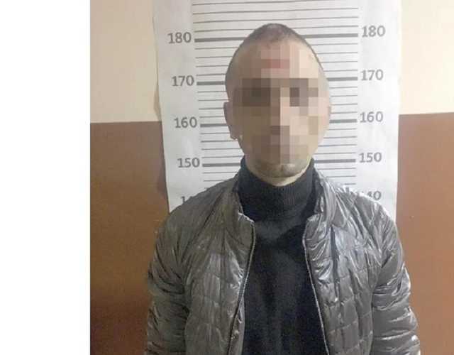 В Киеве мужчина пытался зарезать бывшую: не хотела возобновить отношения