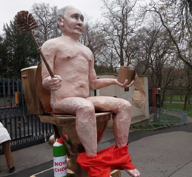 Под посольство РФ в Праге принесли "голого Путина" на золотом унитазе