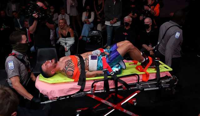 Знаменитый украинский боксер проиграл тяжелейшим нокаутом и был госпитализирован