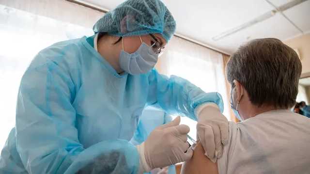 В Киеве начали прививать вакциной Pfizer