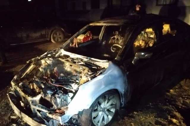 Политтехнологам Добкина сожгли машины и оставили похоронные венки