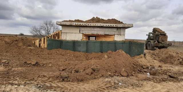 Блиндажи и огневые рубежи: ВСУ "окапываются" в районе оккупированного Крыма