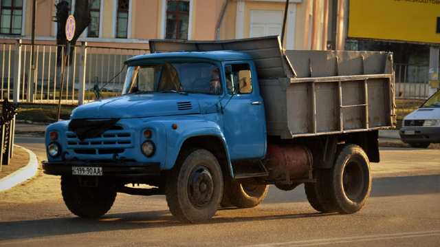 «Это Путин виноват»: в Киеве босоногий мужчина угнал ЗИЛ