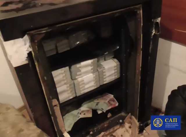 НАБУ показало видео обысков у брата Вовка и сейфы с миллионами налички