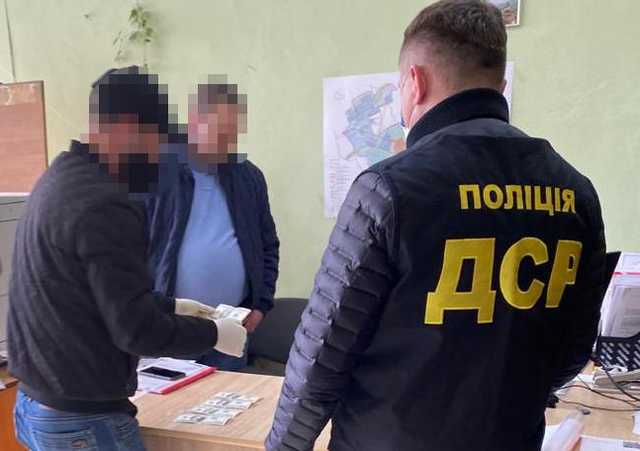 Посадовців Калуської міськради спіймали на вимаганні