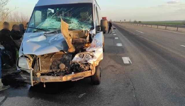 На трассе Киев-Одесса маршрутка влепилась в фуру: есть пострадавшие