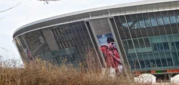 Неухоженный газон, пустые трибуны: в сети появилось новое видео с "Донбасс-Арены"