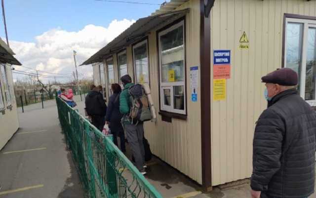 Тиждень роботи КПВВ: бойовики блокують 5 пунктів пропуску, у Станиці Луганській збільшився пасажиропотік