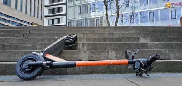 В Киеве подростки на камеру выбросили прокатный самокат в окно