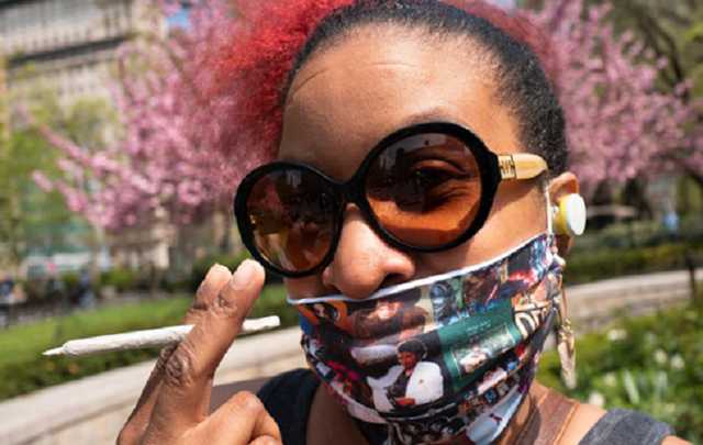 Сделавшим прививку от коронавируса жителям Нью-Йорка бесплатно раздавали марихуану