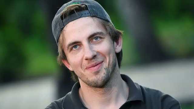 В России задержали актера комедийных фильмов из-за жесткого избиения хоккеиста