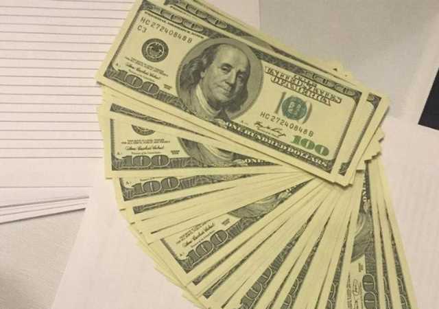 Чиновник миграционной службы брал взятки за легализацию иностранцев