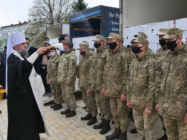 Митрополит Епифаний освятил 5 тысяч пасок для украинских воинов