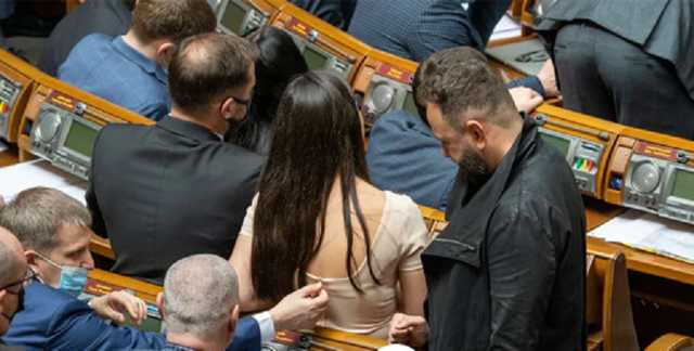 Шаловливые ручки: «слугу народа» застали за странным занятием в зале Рады