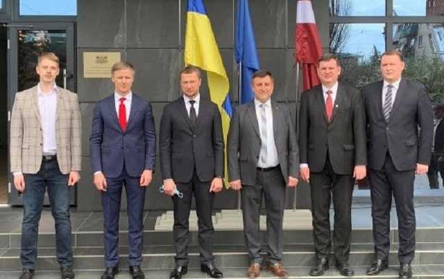 Латвия открыла консульство у линии фронта на Донбассе