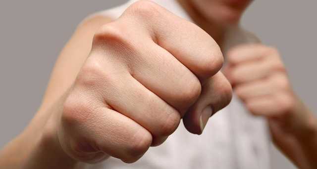 Отказалась пропускать: в Днепре нетрезвый пассажир разбил нос сотруднице метро