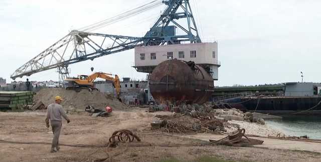 В Севастополе оккупанты разрезают военные корабли прямо на пляже
