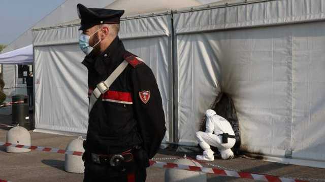 Хотели уничтожить "врага": в Италии антивакцинаторы подожгли пункт прививок от COVID-19