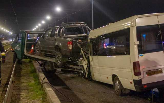 Водителя зажало железом: в Днепре маршрутка врезалась в эвакуатор
