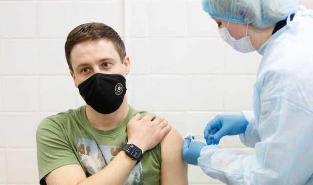 Власти США планируют ввести скидки в магазинах для вакцинированных от COVID-19