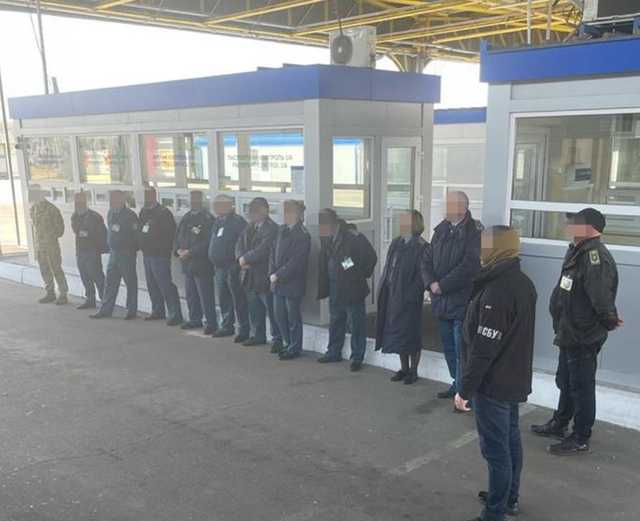 Одесского таможенника поймали на взятке