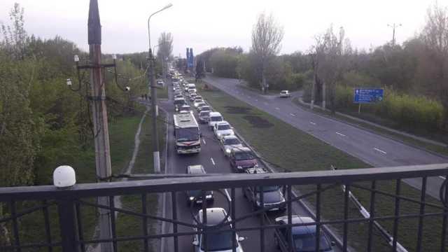 Российские террористы массово проверяют авто в оккупированном Донецке