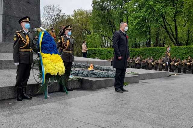 Кличко возложил цветы к могиле Неизвестного солдата
