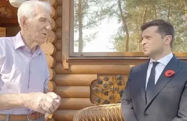 Зеленский на Донбассе встретился с ветераном Второй мировой