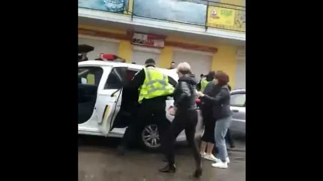 Во Львовской области женщина отпинала патрульного. Ей грозит до пяти лет в тюрьме