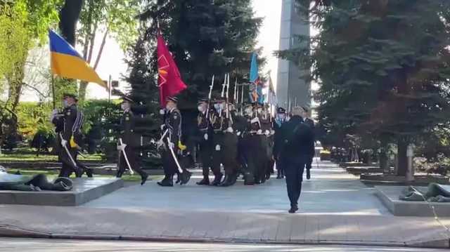 В День Победы Владимир Зеленский возложил цветы в парке Вечной Славы