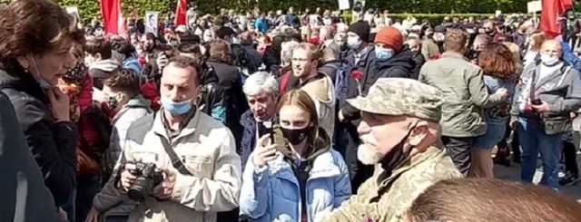 В Киеве сторонники коммунистов набросились на ветерана АТО у Вечного огня