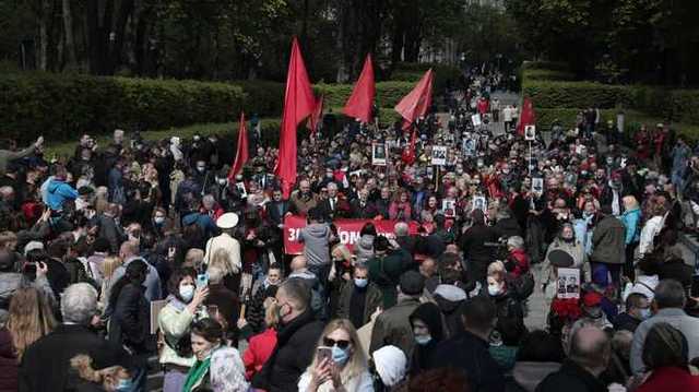 Атмосфера советского праздника: в Киеве возлагают цветы в Парке Славы