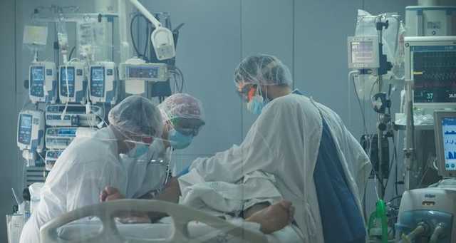 Критическая ситуация в реанимациях из-за COVID-19 возникла в двух областях Украины