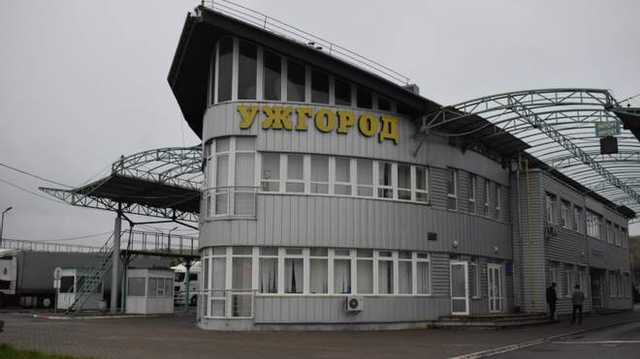 15 авто с коммунистическими символами проехались к границе со Словакией