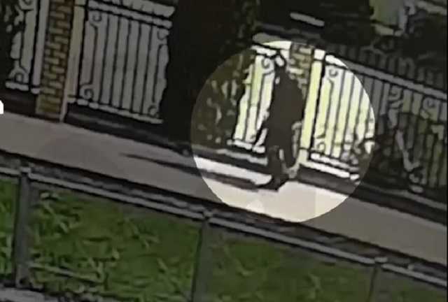 Появилось видео, как казанский стрелок шёл к гимназии