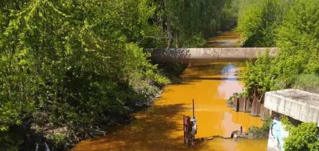 В Киеве пожелтели воды реки Лыбидь